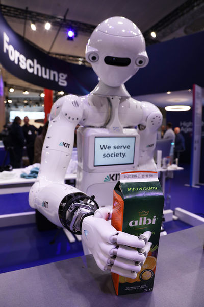 Der humanoide Roboter ARMAR-7 vom KIT nutzt eine bionische VINCENTevolution Handprothese zum Greifen eines Getränkekartons.