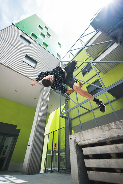 sideflip parkour fondo verde edificios moderno vallecas flips decathlon voltereta mortal 