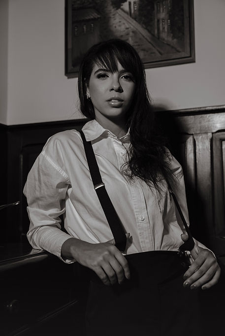 foto de época modelo seria olhando pra camera