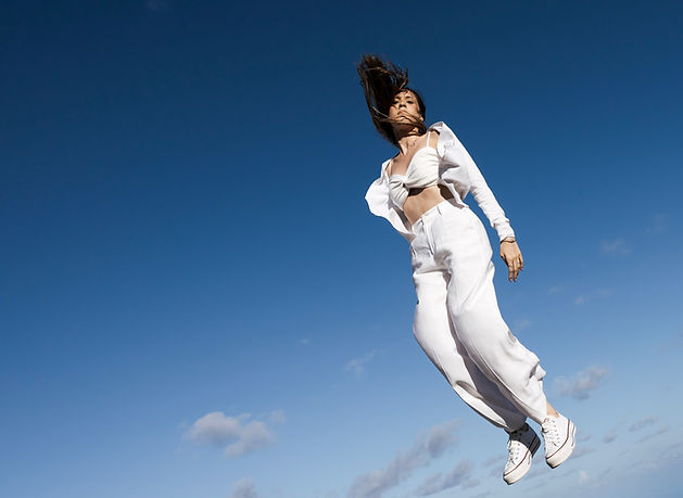 mulher em salto na praia