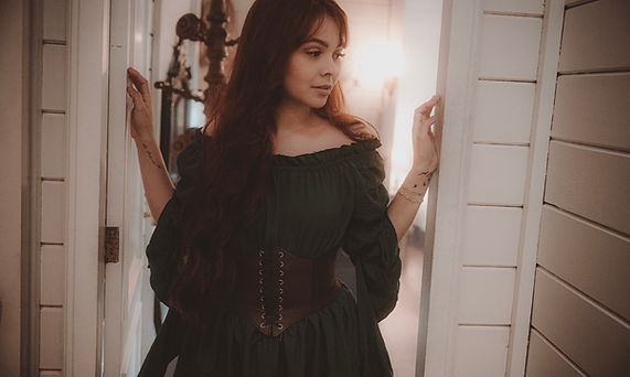 modelo com vestido de época em casa antiga de madeira