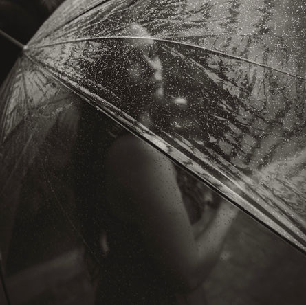 mulher segurando guarda chuvas em uma foto preto e branco 