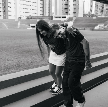 Casal abraçado no campo de futebol 