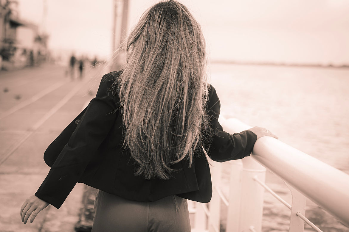 modelo de costas andando pelo marco zero