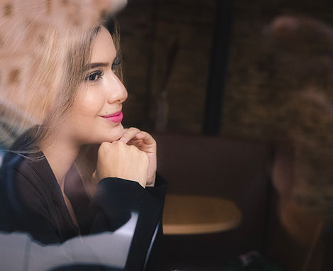 modelo atrás do vidro na cafeteira