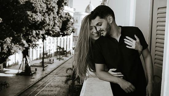 ensaio fotográfico casal na varanda com vista pra rua do bom jesus