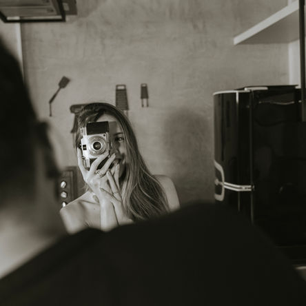 Casal de namorados fazendo segurando uma câmera fotográfica na s mãos 