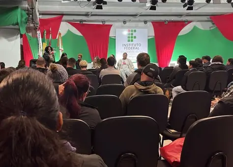 Greve no IFRS Restinga denuncia fome entre estudantes e cobra restaurante universitário