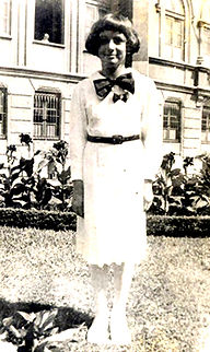 aída com o uniforme do educandário e o d