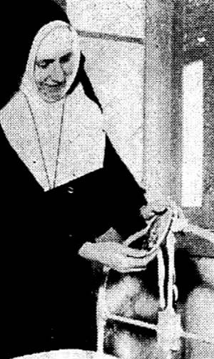 irma_ignacia_mostrando_a_cama_de_aida.jpg