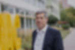 Joachim Dahlke in einem blau weißen Anzug