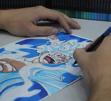 Aluno desenhando o personagem Luffy gear 5 de one piece