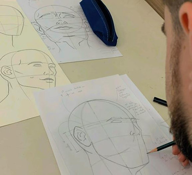 Aluno praticando rostos em anatomia