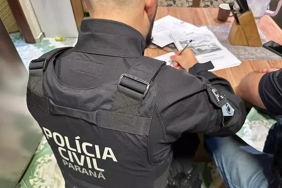 Policial Civil do Paraná durante cumprimento de mandado na operação que investiga o golpe do presente (Foto: Divulgação)