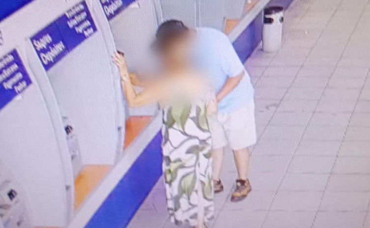Imagens do circuito interno de banco mostraram o homem abordando uma cliente e oferecendo "ajuda"
