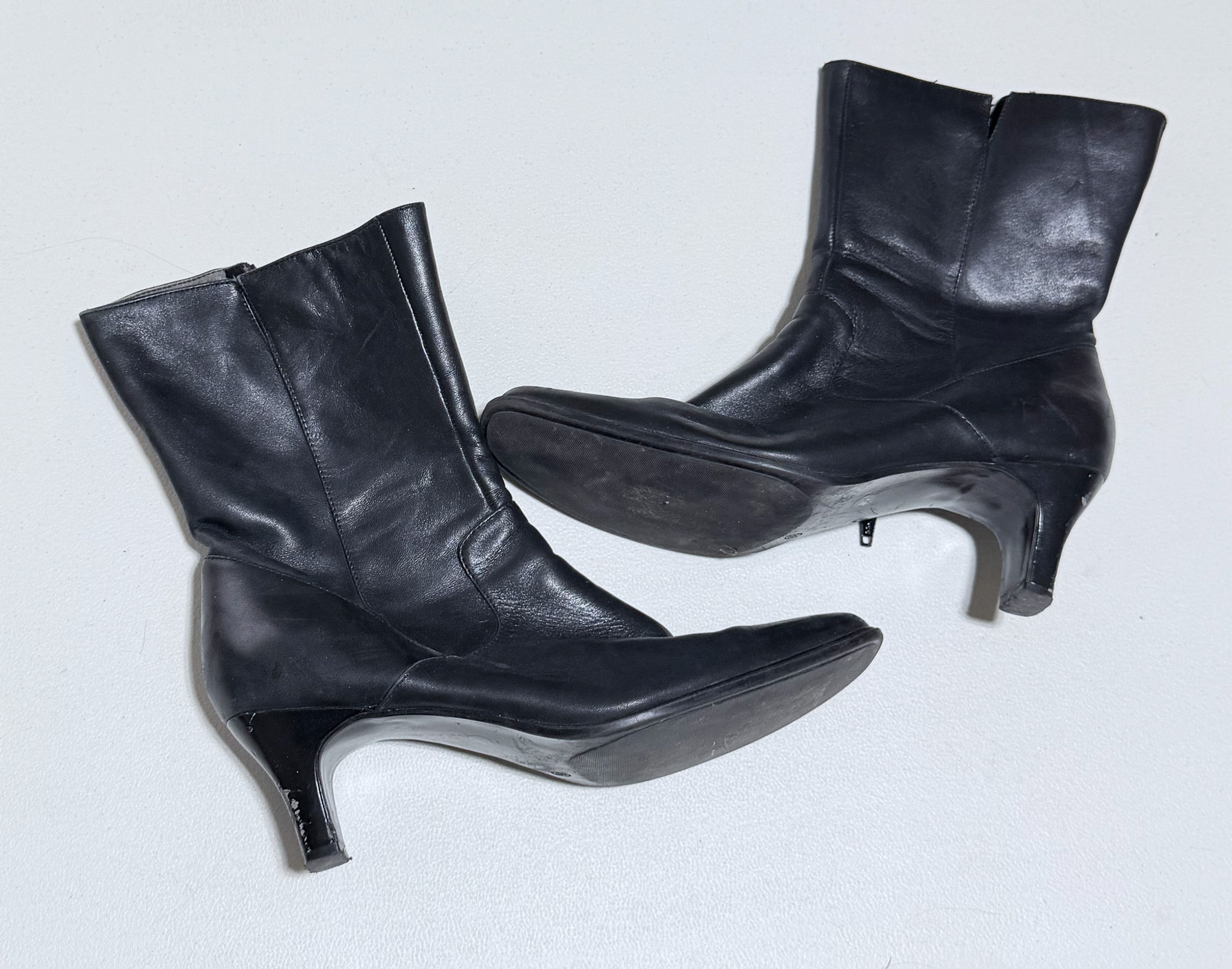 Boots with heel and zipper