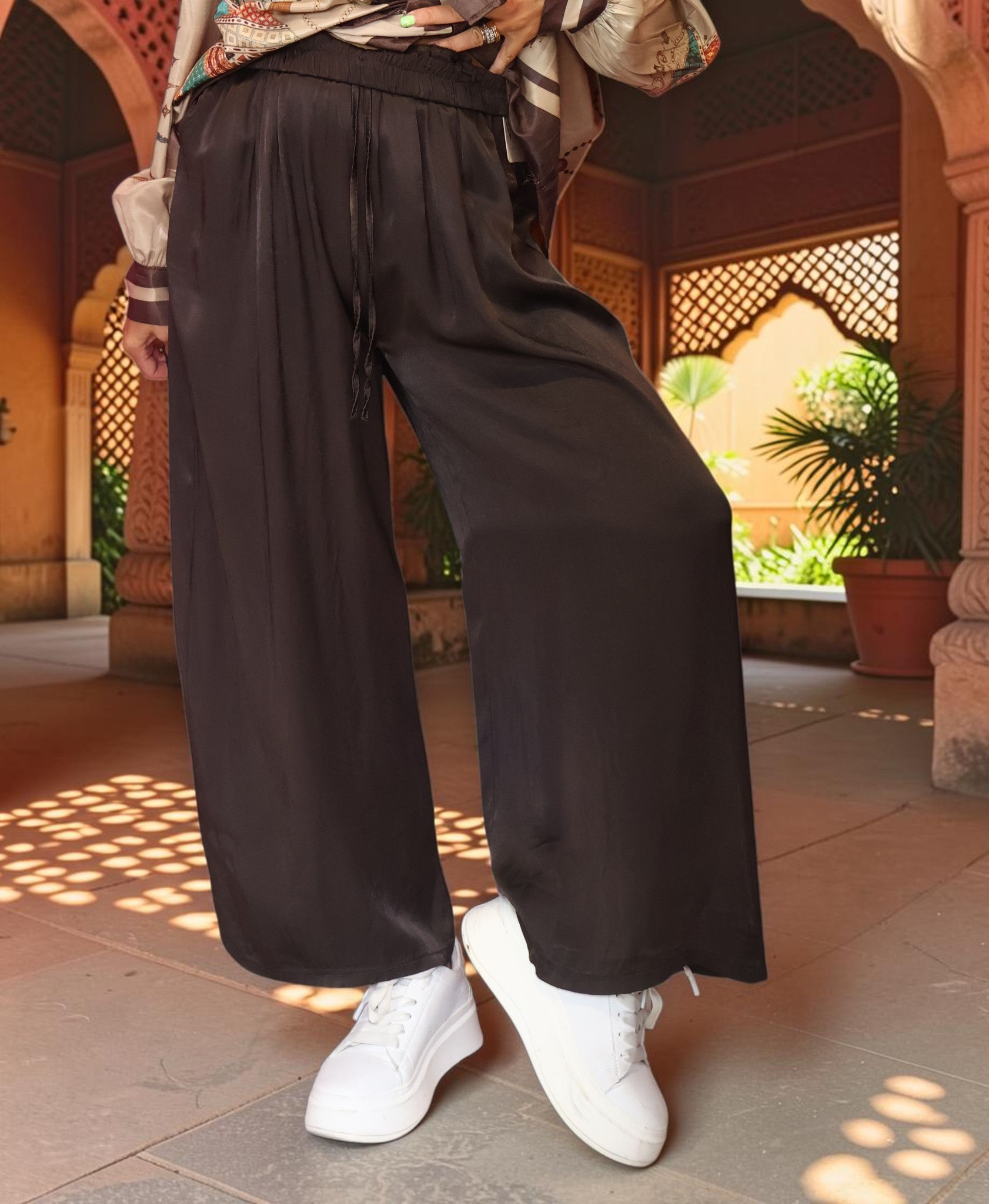 Pantalon satin chocolat – Fluidité & élégance décontractée