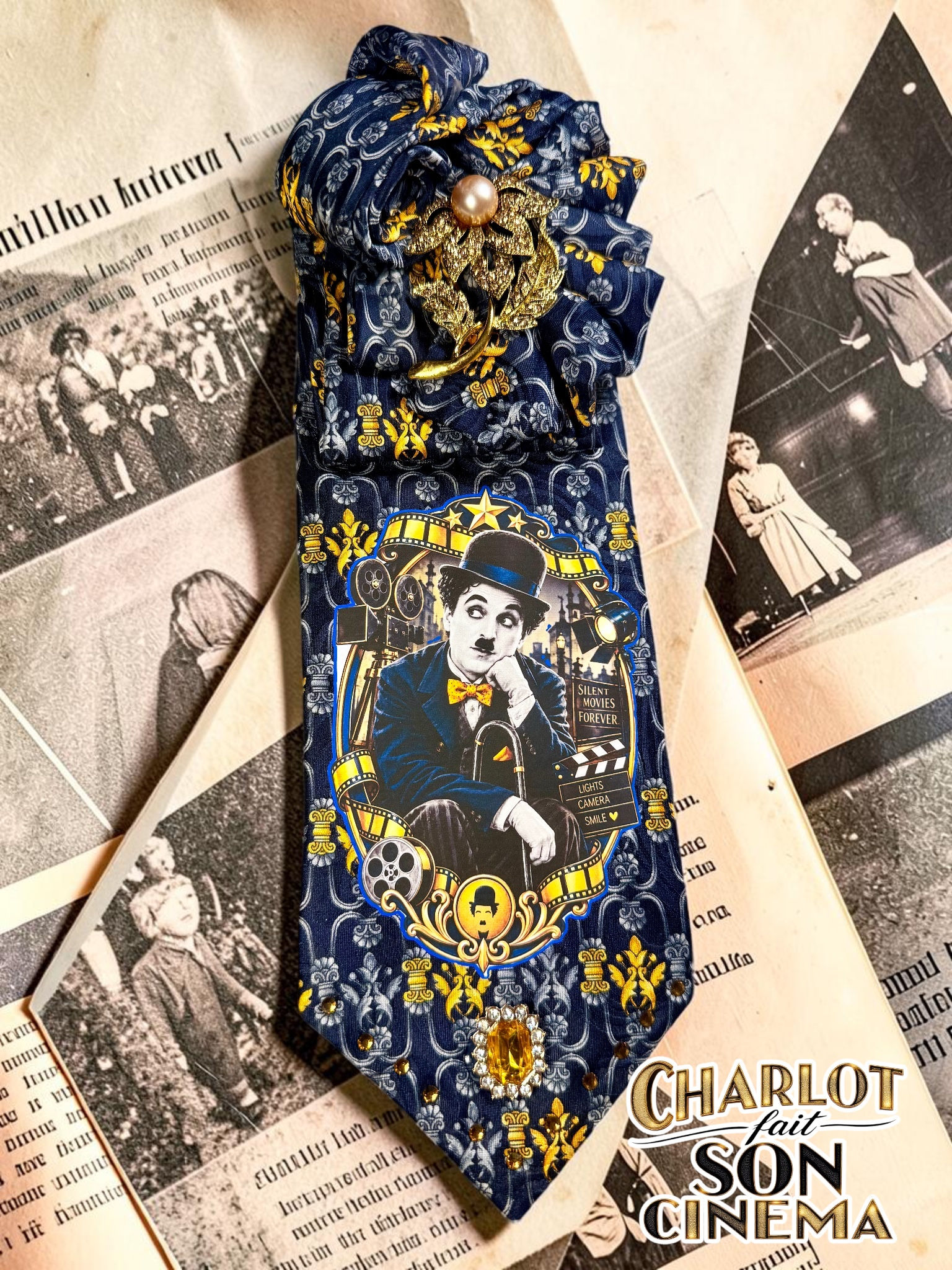 🎬 CHARLOT FAIT SON CINÉMA — Lavallière en soie artisanale