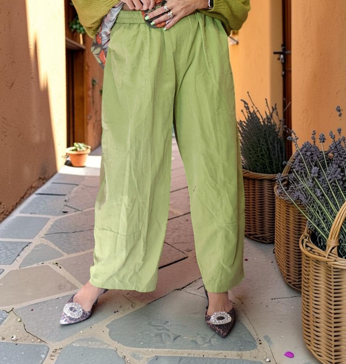 Pantalon ballon velours mille-raies vert olive – "Millenium"