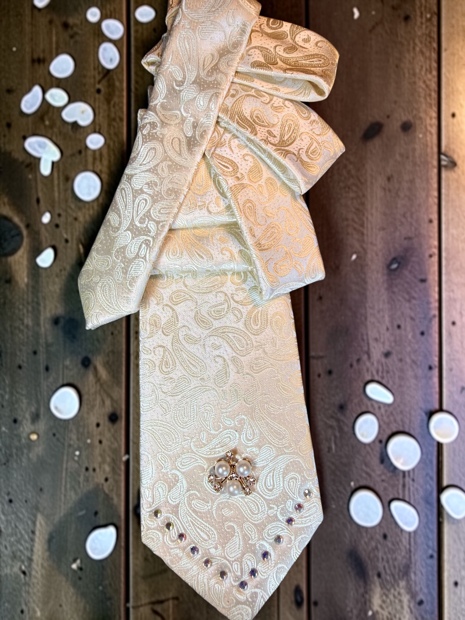 Lavallière élégante – Raffinement floral et charme intemporel – pièce a