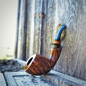 Dunkelbraune Pfeife mit Borke und Holzzierring. (ruetzpipes, Pfeifenbauer aus Tirol)