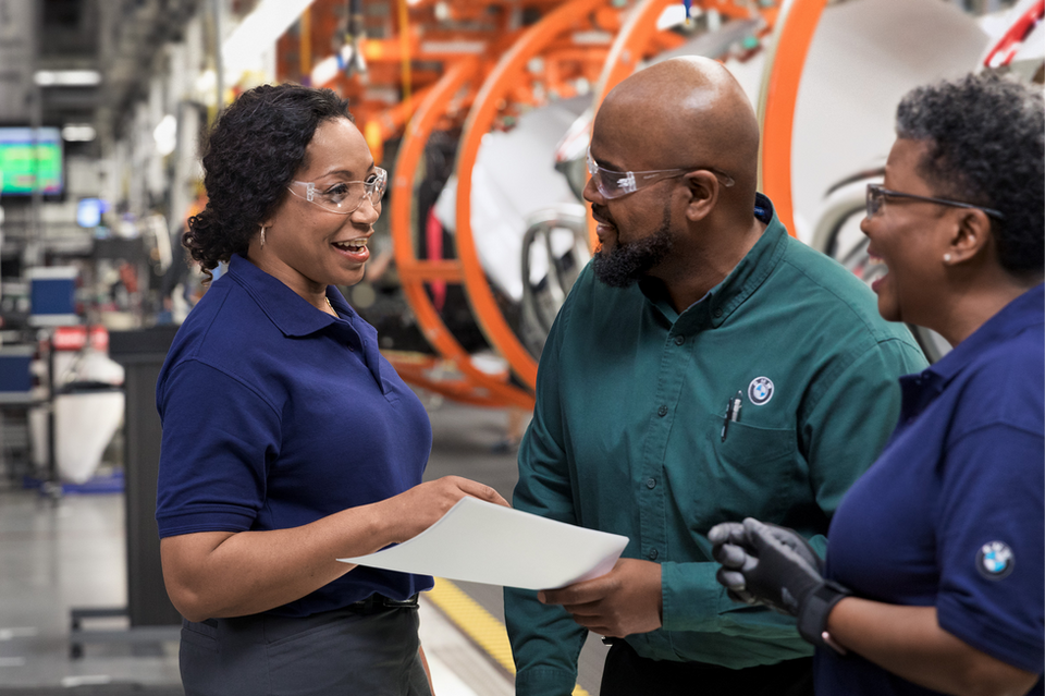 Team Besprechung an einer Produktionsstraße für BMW Autos.