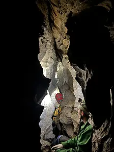 Spéléologie découverte avec sensations, dans les cévennes, à partir de 8 ans. En Ardèche et dans le Gard