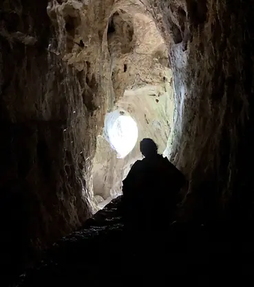 Sortie sportive et technique de spéléologie dans le nord du Gard. Rappels, lacs à traverser et obstacles divers à franchir dans cette cavité incontournable.