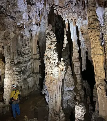 Sortie de spéléologie sportive et technique avec rappels et remontée sur corde et une magnifique salle concrétionnée. Dans le nord du Gard