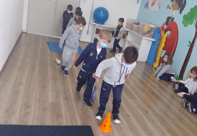 Foi proposto aos alunos brincarmos no espaço interno de como seria uma corrida de obstáculos e como poderíamos estar acrescentando coisas na corrida. Ao final construíram uma corrida de obstáculos.