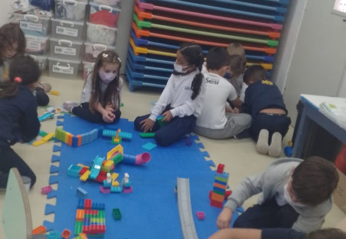 A proposta da atividade foi retomarmos o que  já foi trabalhado, levando em conta que na criação do parque de diversões tivesse a acessibilidade para todas as pessoas. Os alunos se uniram para a construção do parque. 