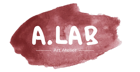 Ein Altrosafarbfleck mit dem Schriftzug "A.Lab Art Atelier"