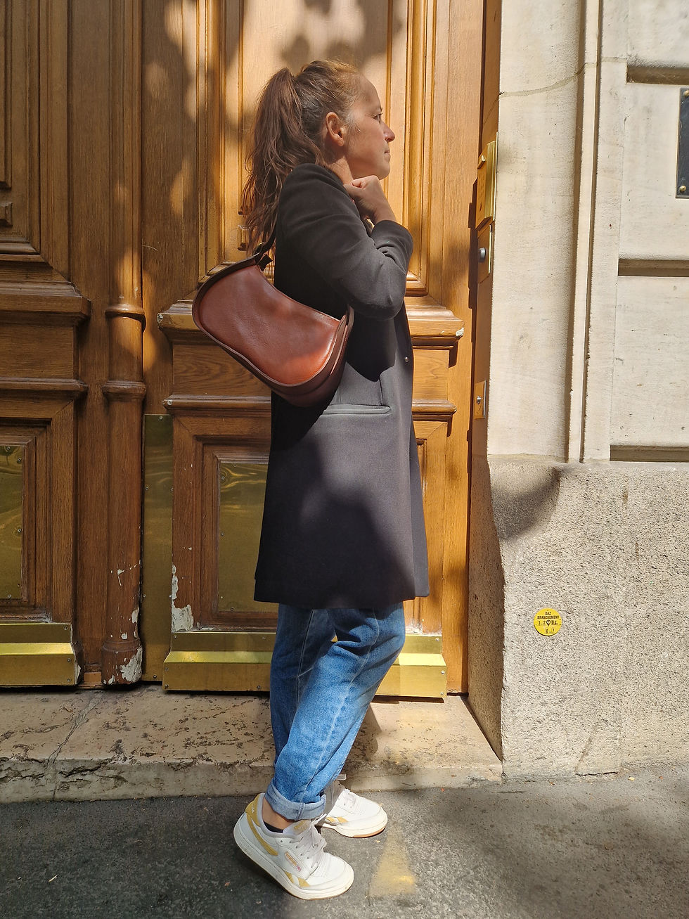 Miniature : sac demi lune marron porté sur manteau long noir