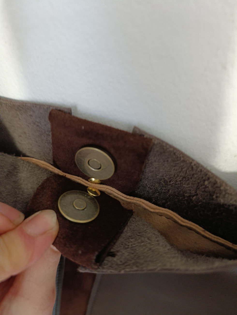 Miniature : sac cabas en cuir marron avec bouton aimanté