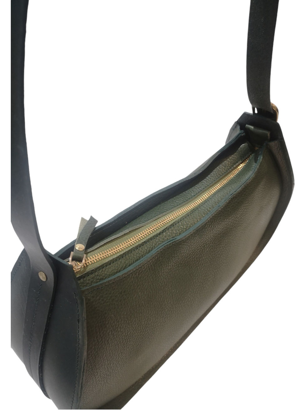 Miniature : dessus du sac demi-lune en cuir vert sapin munie d'une fermeture glissière métallique dorée et qui se porte à l'épaule