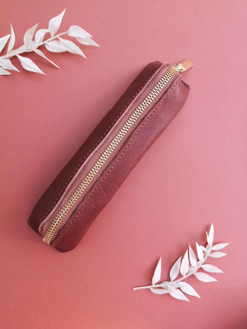 Miniature : trousse pour crayon compacte en cuir marron, fabriquée en france