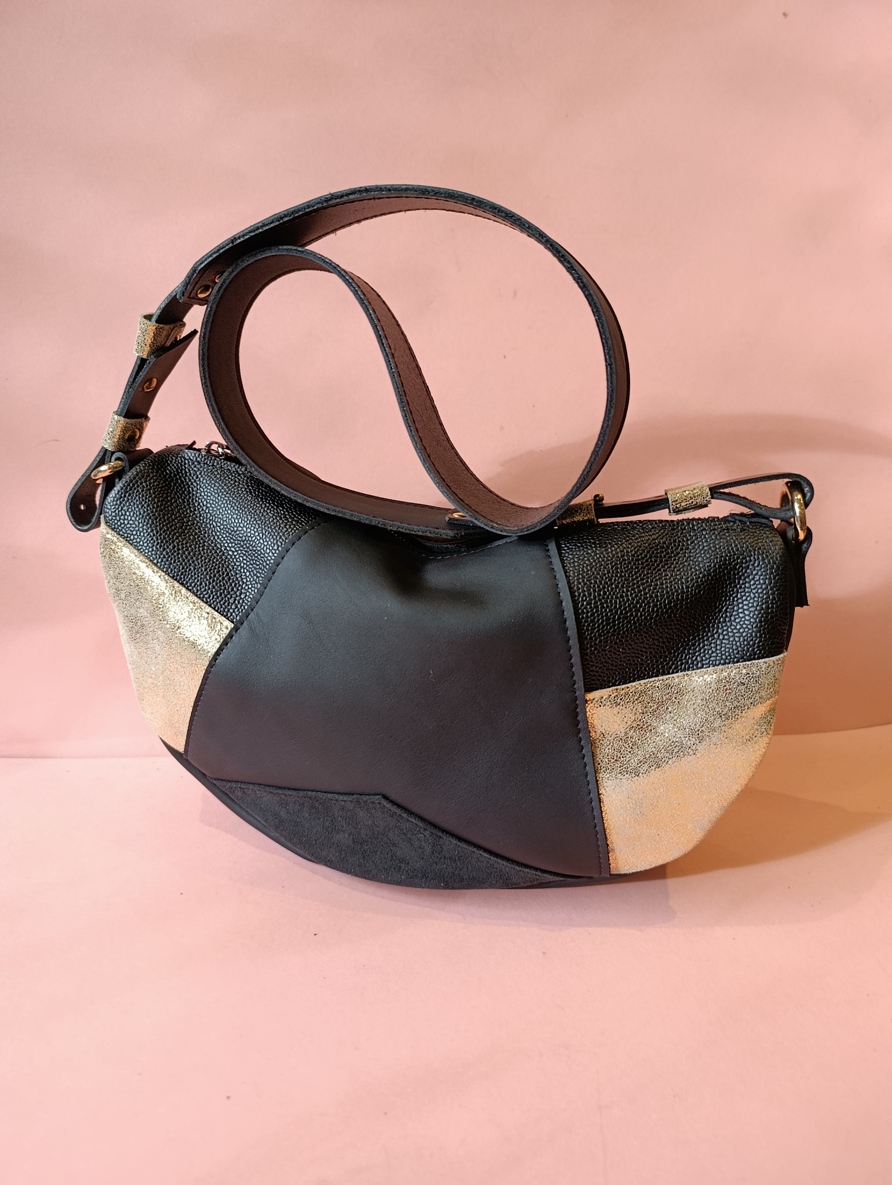 sac à main en cuir recyclé, forme demi lune, nuance noire et or