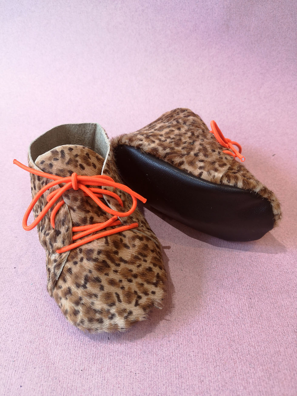 Miniature : chausson pour enfants en cuir souple recyclé imprimé léopard avec lacets orange fluo élastiques