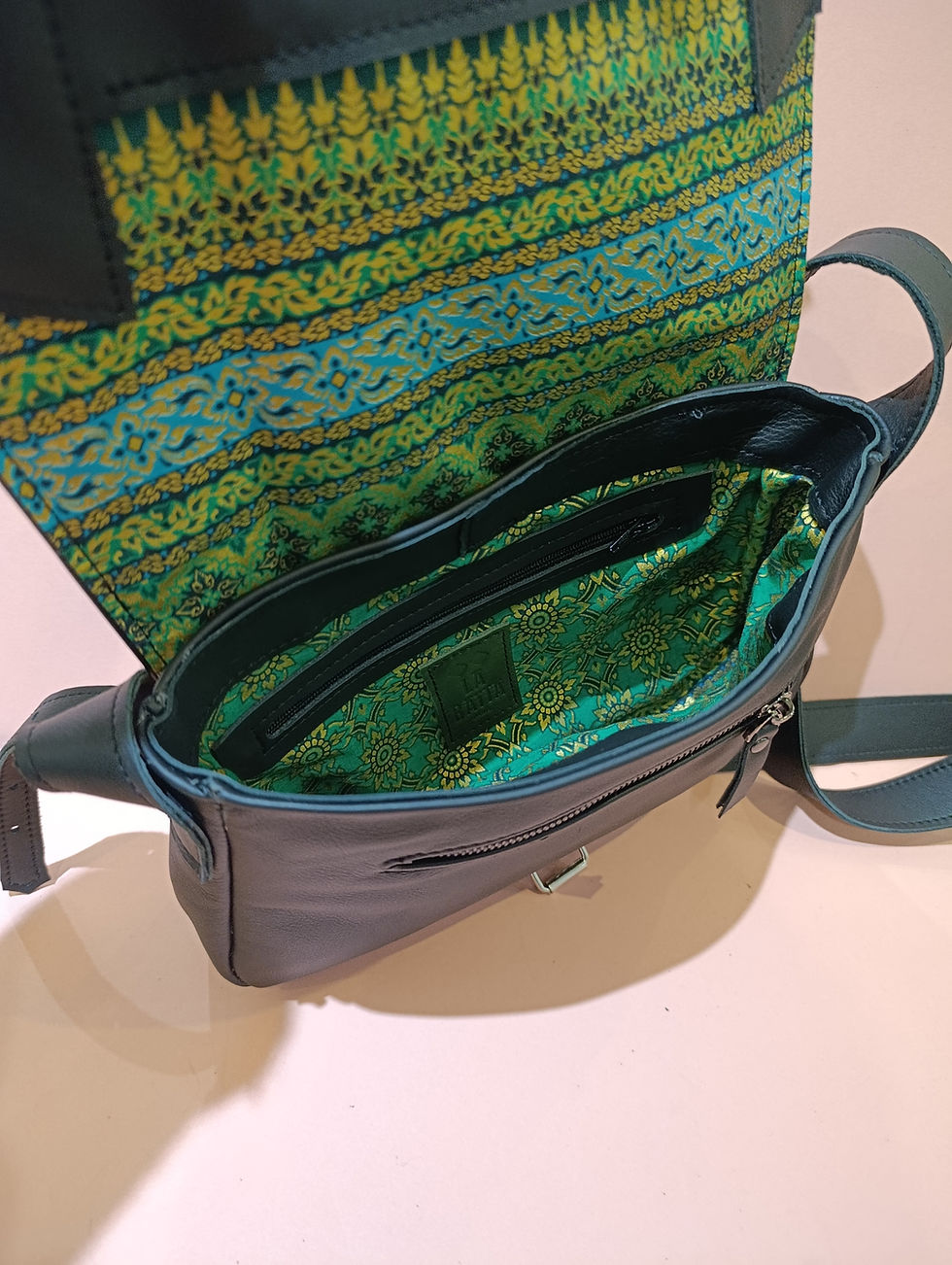 Miniature : interieur du sac besace en cuir noir doublé avec tissu de sarong  thailandais vert et or