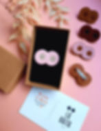 Broche Boobs en cuir recyclé, 3 couleurs de sein. Création artisanale engagée pour Octobre Rose, 2 € reversés à Ruban Rose.