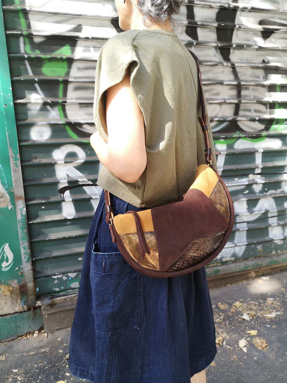 sac a main demi lune en cuir multicolore porté en banane ou en crossbody