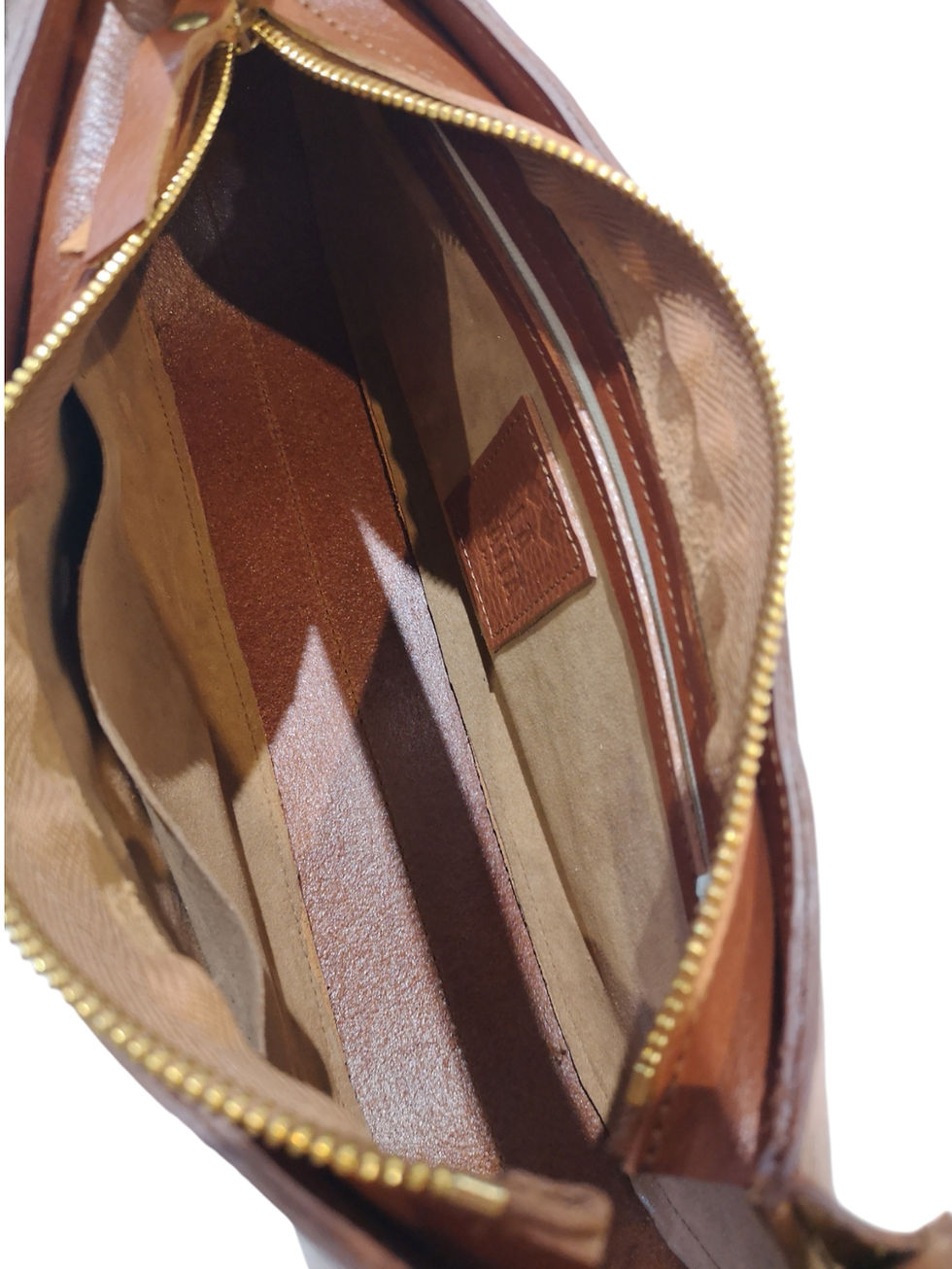 Miniature : intérieur du sac demi lune marron avec une poche zippée et une poche plaquée