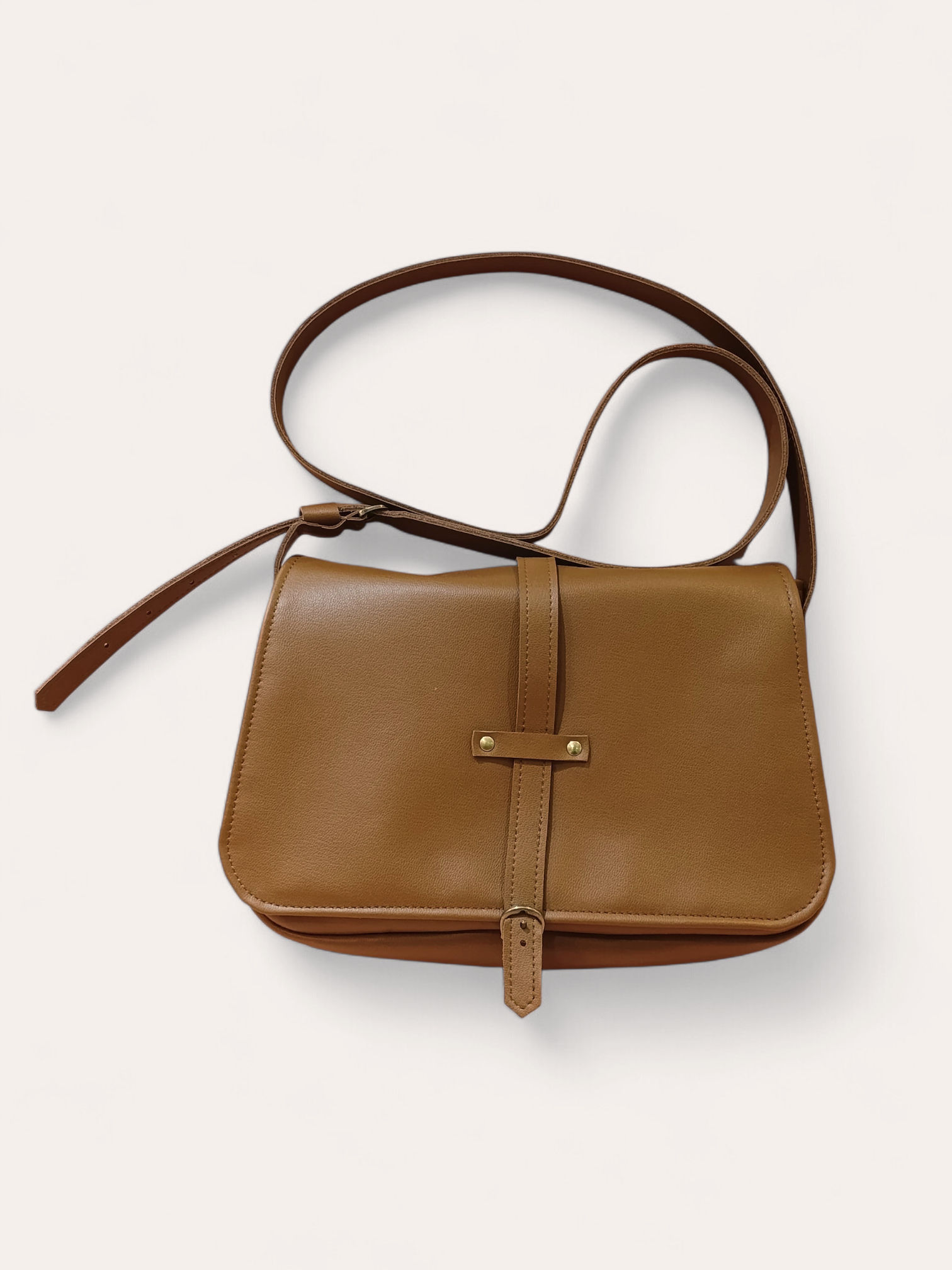sac besace en cuir marron recyclé, classique et fabriqué en france