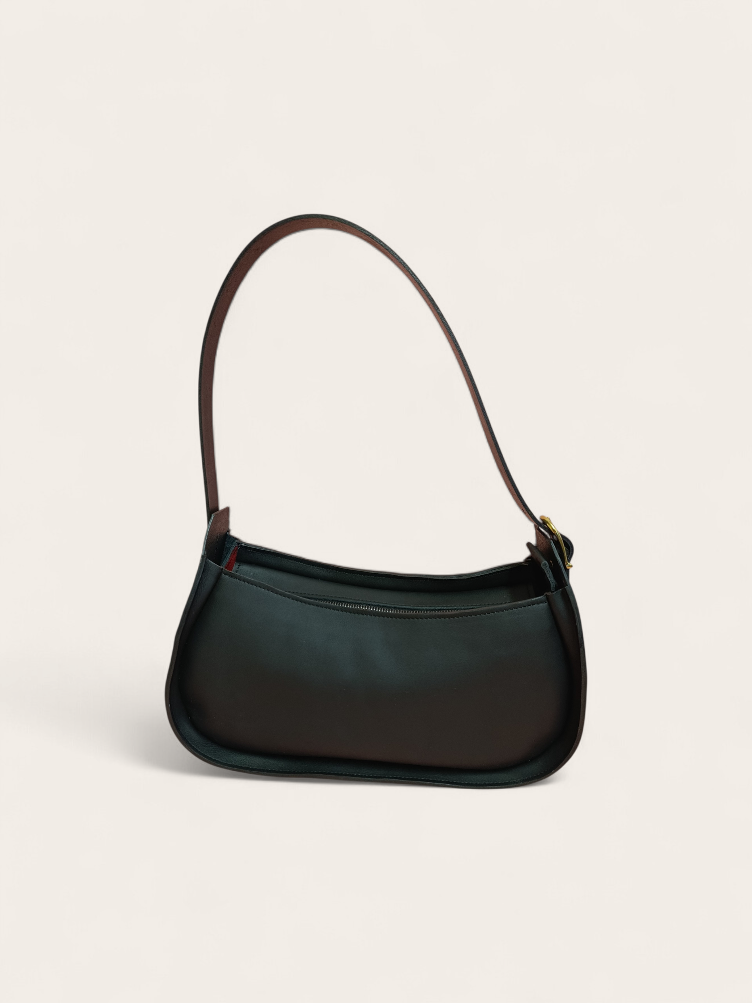 sac demi lune en cuir noir design et strucuré