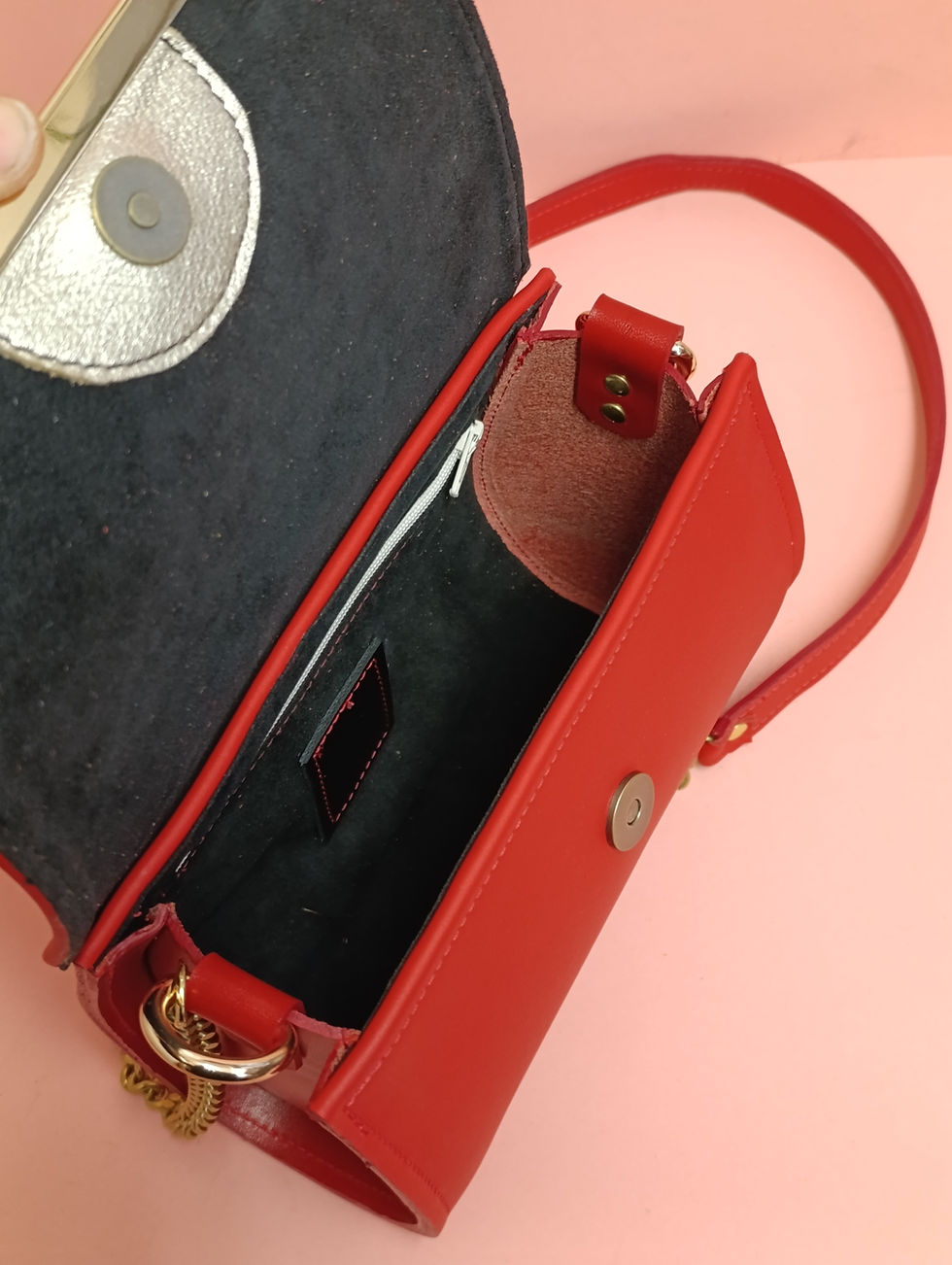 Miniature : intérieur du sac à main baguette en cuir rouge recyclé