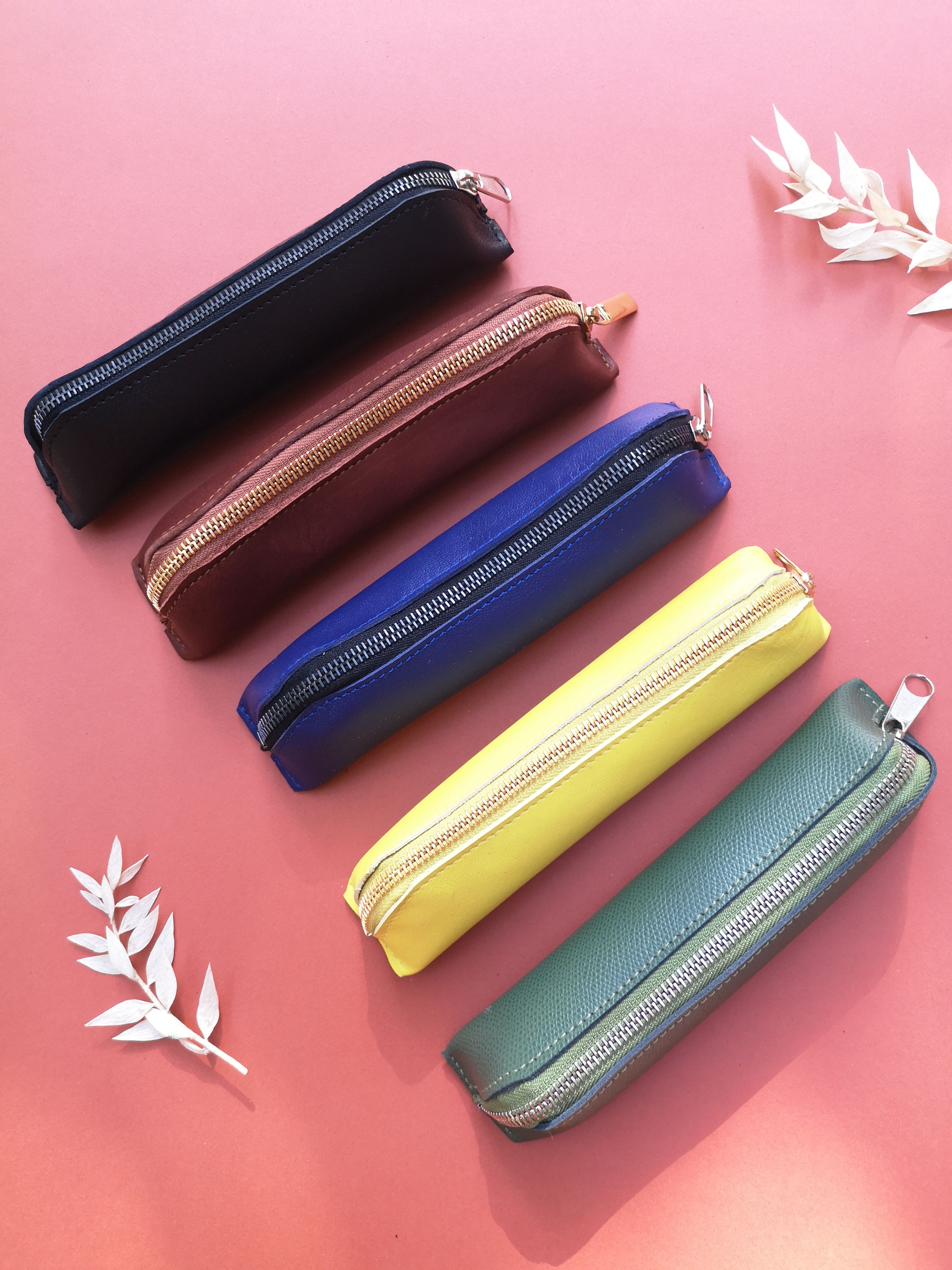 trousse d'écolier en cuir forme triangulaire, compacte et fabriquée en france