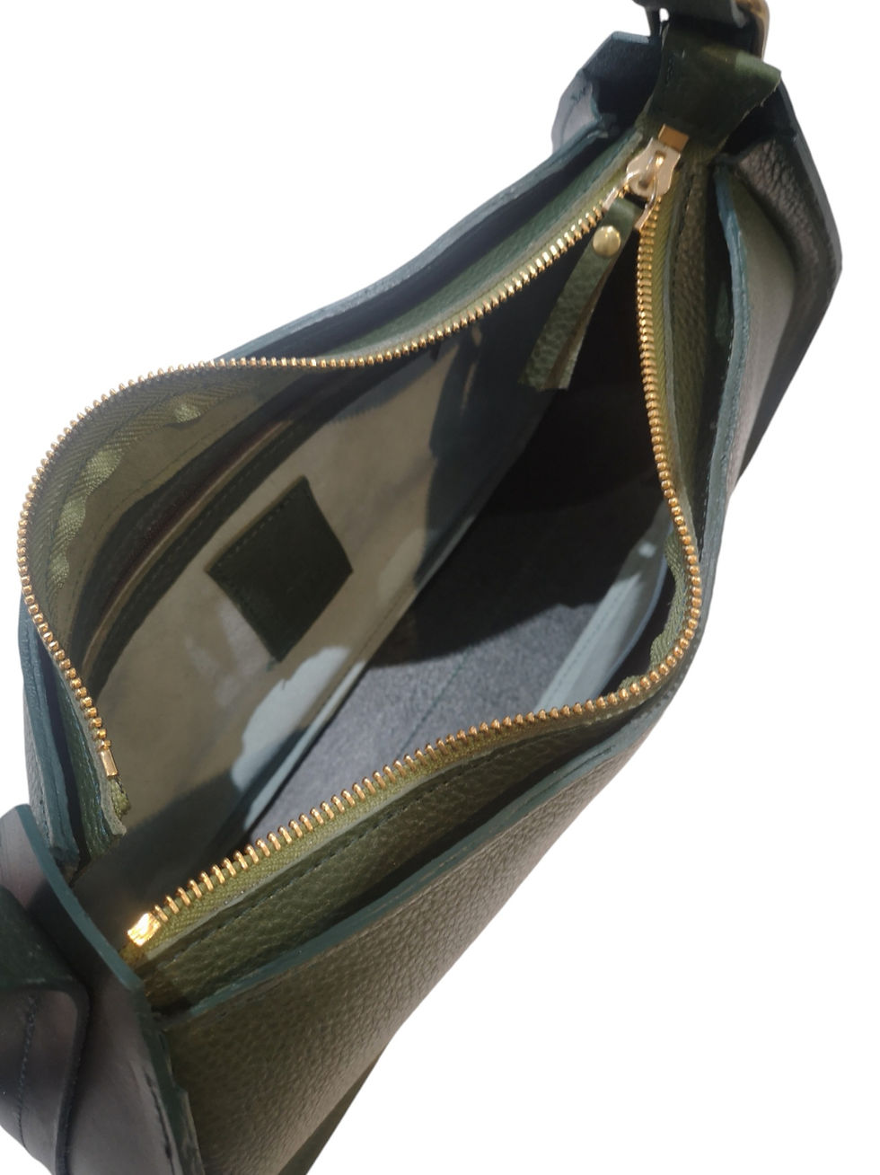 Miniature : interieur du sac demi lune en cuir vert avec une poche zippée et une poche plaquée