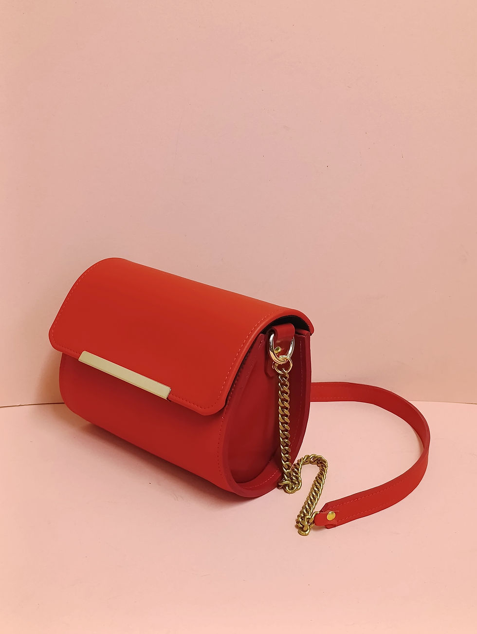 Miniature : sac à main en cuir rouge avec barette dorée et chaine