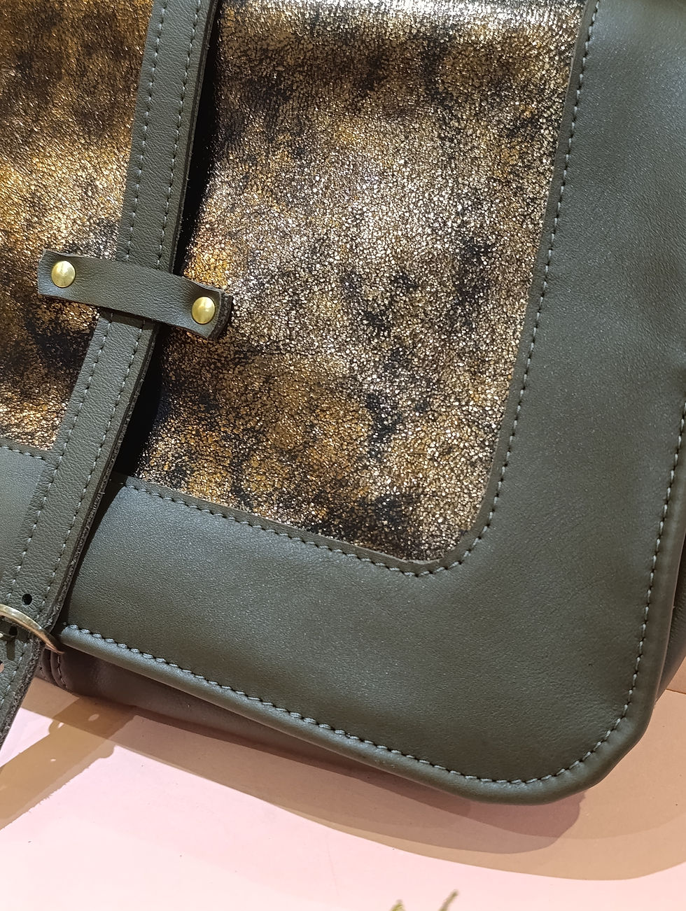 Miniature : Besace PAULETTE en cuir kaki et bronze