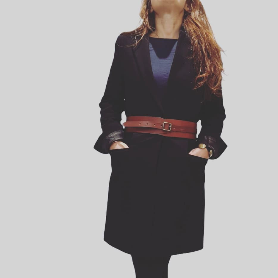 Miniature : ceinture large en cuir noisette sur manteau noir